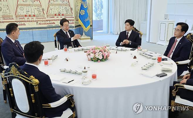 이재명 대통령, 여야지도부 회동 발언 (서울=연합뉴스) 한상균 기자 = 이재명 대통령이 22일 서울 한남동 관저에서 열린 여야 지도부와의 오찬 회동에서 발언하고 있다.
왼쪽 아래부터 시계방향으로 강훈식 대통령비서실장, 더불어민주당 김병기 당대표 직무대행 겸 원내대표, 이 대통령, 국민의힘 김용태 비상대책위원장, 송언석 원내대표. 2025.6.22 xyz@yna.co.kr