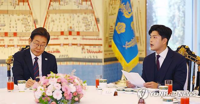 국민의힘 비대위원장 발언 듣는 이재명 대통령 (서울=연합뉴스) 한상균 기자 = 이재명 대통령이 22일 서울 한남동 관저에서 열린 여야 지도부와의 오찬 회동에서 국민의힘 김용태 비상대책위원장의 발언을 듣고 있다. 2025.6.22 xyz@yna.co.kr