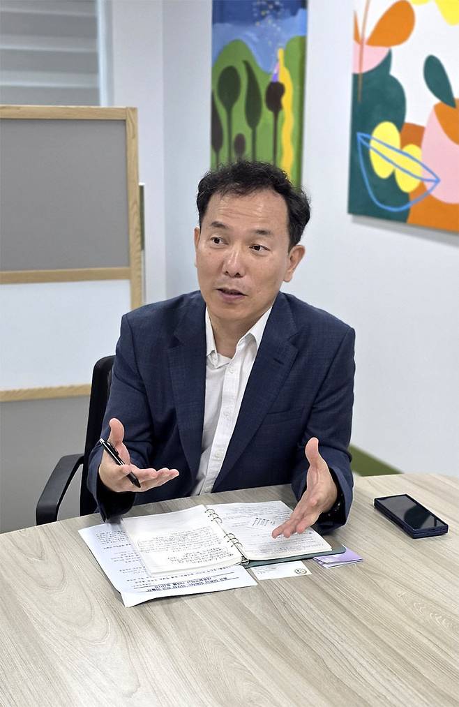 신주식 세종늘벗학교 교장이 대안학교 교육과정에 대해 설명하고 있다. /사진=이은지 기자