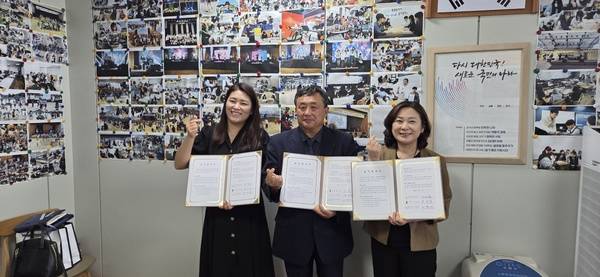 ▲ 청양군 청소년문화의집은 청양중학교와 세대통합 프로그램 운영을 위한 업무협약을 체결했다. 청양군청소년재단 제공