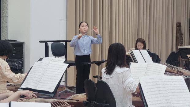 23일 광주시립국악관현악단과 연습 중인 김라원 양.