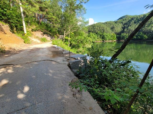 진안 용담면 송풍저수지변 방화마을 진출입 도로 중간 부분 / 사진=국승호 기자