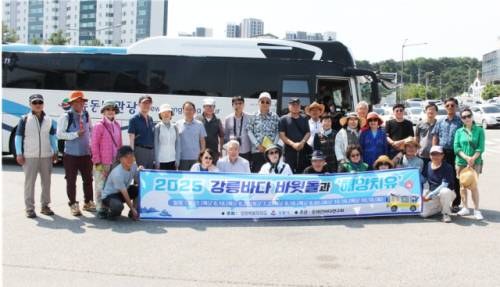 ◇동해안바다연구회(회장:이한길)와 강원문인협회(회장:이연희)는 지난 19일 강릉 일대에서 ‘2025 강릉바다 바윗돌 해양치유 버스투어’를 개최했다.