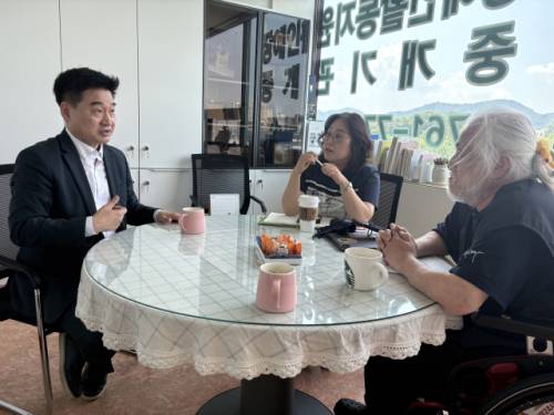 ◇최혁진(무소속) 국회의원은 23일 원주장애인자립생활지원센터를 찾아 박경석 대표 등 직원들을 만나 센터 현황과 건의사항을 청취하는 등 현장 간담회를 가졌다.