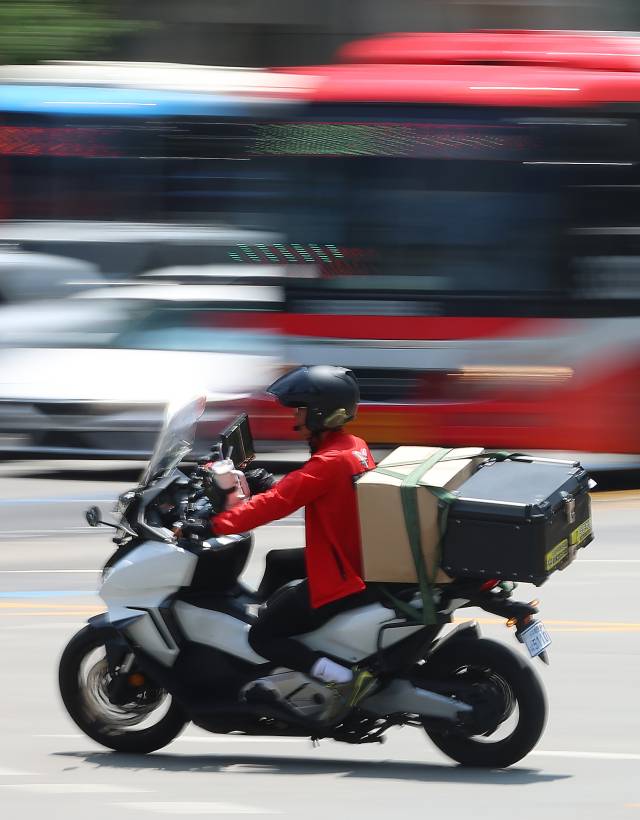 9일 서울 강남역 사거리에서 배달라이더가 교차로를 지나고 있다. 연합뉴스