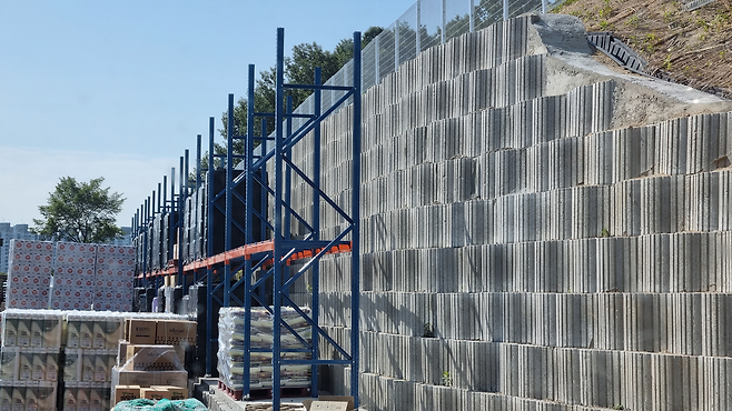 조경시설 지역에 시설물이 들어서 있다. /김세동기자