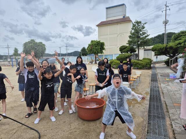 영양 입암초등학교와 석보초등학교 학생들이 2025학년도 선바위 인성캠프를 운영한 가운데 학생들이 아이스버켓첼린지에 도전하고 있다.
