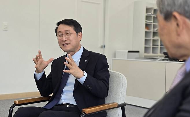 김수종 전 한국일보 주필과 대담을 나누는 김일환 제주대학교 총장. 김 총장은 지난해부터 제주올레길과 자아성찰이라는 교과목을 신설해 대학생들이 멘토와 함께 올레길을 걸으며 자신을 돌아보게 하는 매우 혁신적 실험을 하고 있다. ⓒ제주의소리