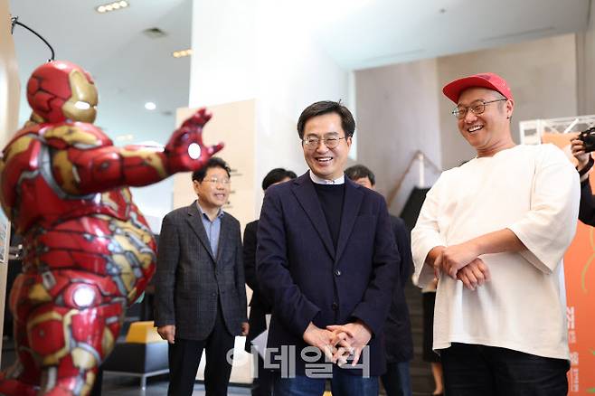 2023년 10월 21일 오후 경기아트센터에서 열린 2023 기회소득 예술인 페스티벌에서 김동연 경기도지사가 미술작품 전시 관람을 하고 있다.(사진=경기도)