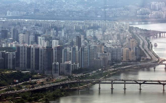 서울 송파구 서울스카이전망대에서 바라본 강남구 아파트 단지 모습. (사진=뉴스1)