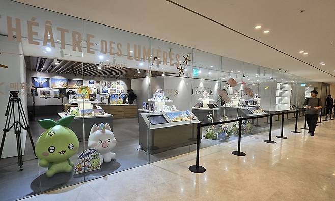 - 행사장을 나오면 굿즈샵을 이용할 수 있다