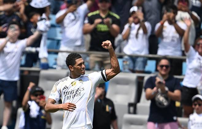 레알 마드리드의 잉글랜드 미드필더 5번 주드 벨링엄이 2025년 6월 22일(현지시간) 미국 샬럿의 뱅크 오브 아메리카 스타디움에서 열린 FIFA 클럽 월드컵 2025 H조 경기, 스페인의 레알 마드리드와 멕시코의 파추카 간 경기에서 선제골을 넣은 뒤 환호하고 있다.