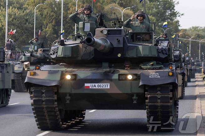 지난해 8월 바르샤바에서 열린 폴란드 '국군의 날' 기념 행사에서 현대로템이 수출한 'K2' 전차가 폴란드군의 주력 탱크로서 위용을 과시하는 모습<자료사진>. 폴란드 국군의 날은 1920년 8월 침공한 구소련군(볼셰비키)을 물리친 이른바 바르샤바 전투 승전일이다. 2024.08.16 ⓒ AFP=뉴스1 ⓒ News1 김성식기자
