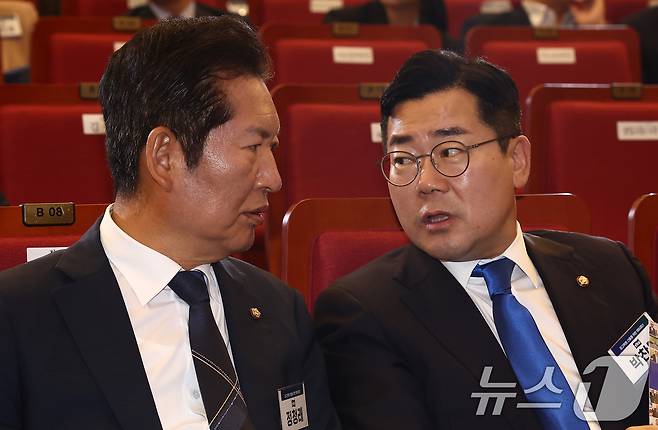 2024년 7월 14일 당시 박찬대 더불어민주당 당대표 직무대행 겸 원내대표(오른쪽)가 서울 여의도 국회도서관 대강당에서 열린 제1차 전국당원대회 최고위원 예비경선 때 정청래 최고위원과 이야기를 하고 있다. 2024.7.14/뉴스1 ⓒ News1 김민지 기자