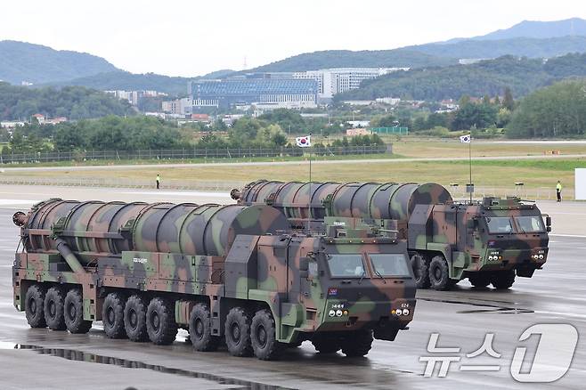 지난해 10월 1일 경기도 성남 서울공항에서 열린 건군 제76주년 국군의 날 기념식에 등장한 고위력 지대지 탄도미사일 현무-5. 2024.10.1/뉴스1 ⓒ News1 김도우 기자