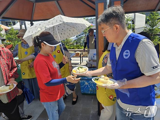 한국자유총연맹 충북 괴산지회는 23일 괴산시장 다목적광장에서 '6·25전쟁 음식 재현 시식회를 열었다.(괴산군 제공, 재판매 및 DB금지)/뉴스1