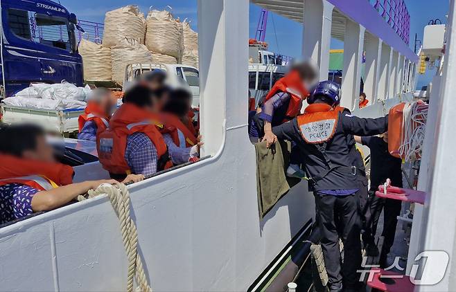 목포해경이 23일 오전 전남 신안군 장산도 인근에서 비상 조타 중인 여객선 A 호에서 승객들을 경비함정으로 옮겨 태우고 있다. (목포해경 제공. 재판매 및 DB 금지)