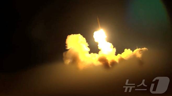 18일(현지시간) 이란 혁명수비대가 이스라엘로 발사한 미사일이 불을 뿜으며 날아오르고 있다. 사진은 이란 WANA통신이 공개한 영상 갈무리. 2025.06.19 ⓒ 로이터=뉴스1 ⓒ News1 김지완 기자