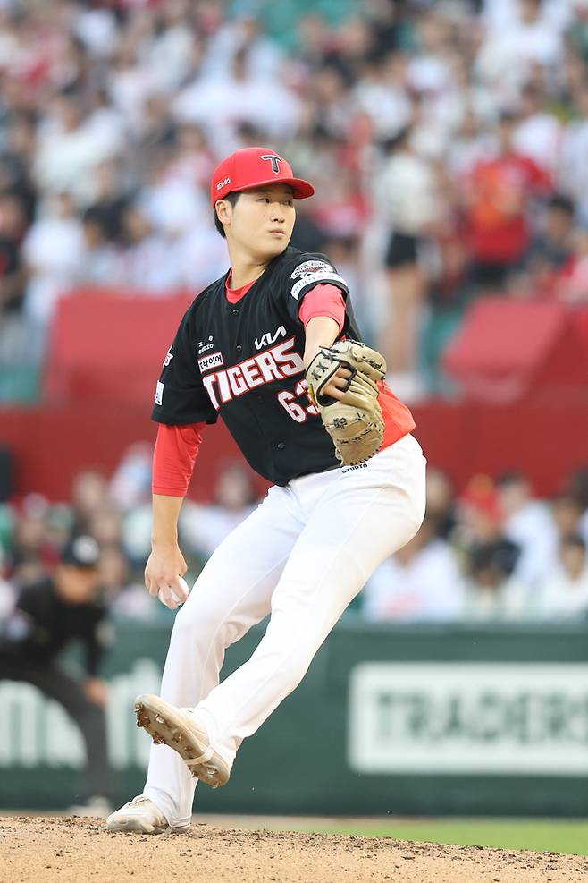 KIA 이호민이 22일 인천SSG랜더스필드에서 열린 2025 KBO리그 SSG전에서 7회말 등판해 역투하고 있다. 사진 | SSG 랜더스