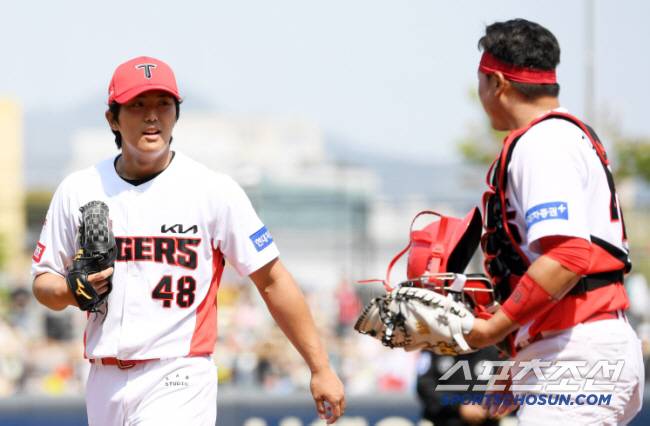 10일 광주 기아챔피언스필드에서 열린 KIA 타이거즈와 LG 트윈스의 경기. KIA 이의리가 김태군과 대화를 나누고 있다. 광주=박재만 기자pjm@sportschosun.com/2024.04.10/