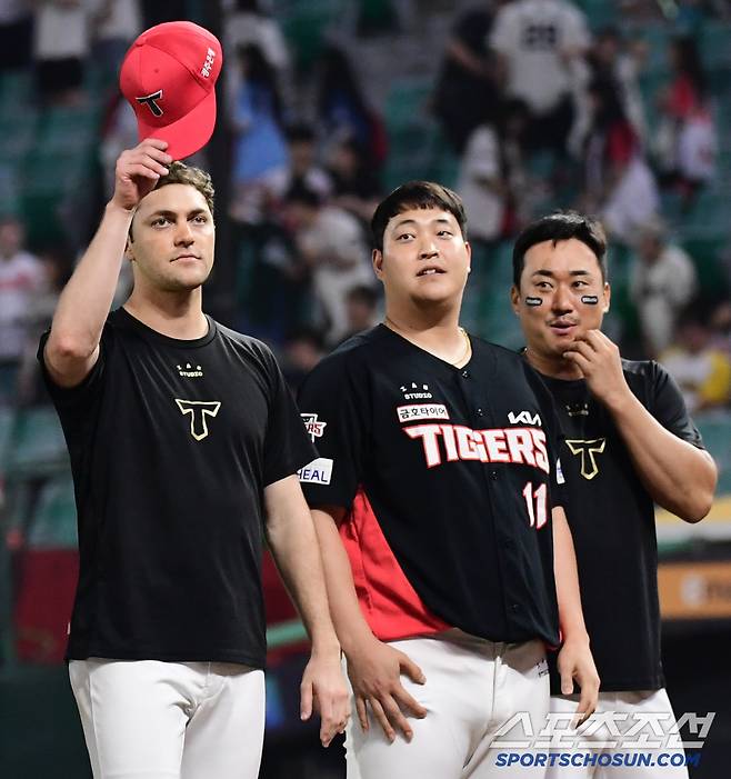 KIA가 SSG에 승리했다. 경기 종료 후 팬들에게 인사를 건네고 있는 네일.