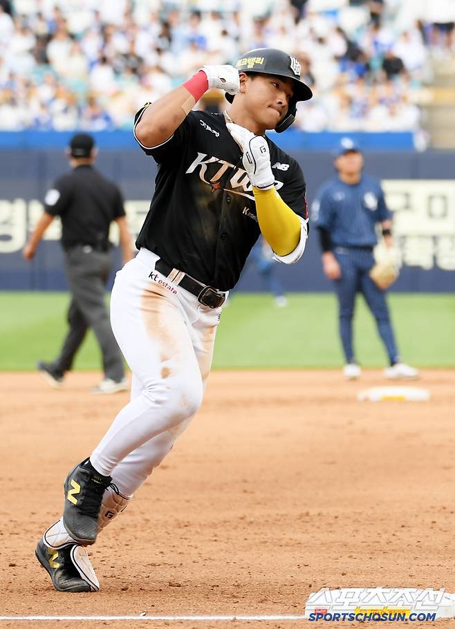 15일 대구 라이온즈파크에서 열린 삼성 라이온즈와 KT 위즈의 경기. 5회초 1사 1루 KT 안현민이 투런포를 날린 뒤 환호하고 있다. 대구=박재만 기자 pjm@sportschosun.com/2025.06.15/