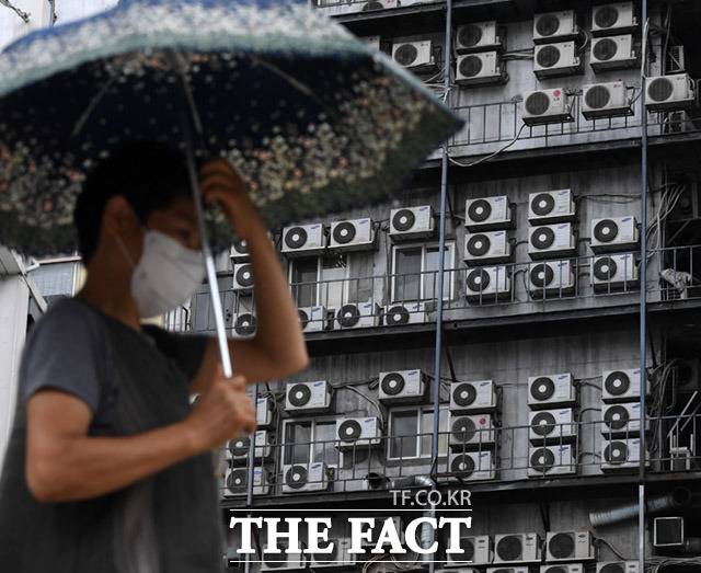 산업통상자원부는 저소득 취약계층 1만 8000가구에 고효율 에어컨 설치를 완료할 방침이라고 23일 밝혔다. 사잔은 서울의 한 건물에 설치된 에어컨 실외기 모습. /더팩트 DB