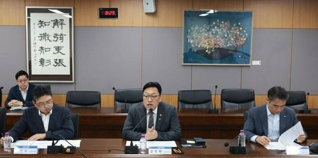 김병환 금융위원회 위원장이 23일 오전 서울 종로구 정부서울청사에서 열린 유관기관 증시상황 긴급 점검회의에서 발언하고 있다. /금융위원회