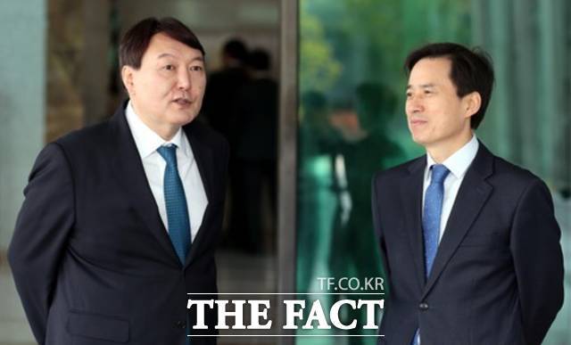 2017년 당시 윤석열 서울중앙지검장과 조은석 서울고검장./뉴시스