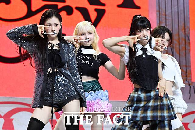피네이션 신예 걸그룹 Baby DONT Cry(베이비돈크라이)가 23일 오후 서울 용산구 블루스퀘어 SOL트래블홀에서 열린 데뷔 싱글 앨범 '에프 걸(F Girl)' 발매 기념 쇼케이스에 참석해 타이틀곡 '에프 걸' 무대를 펼치고 있다. /서예원 기자