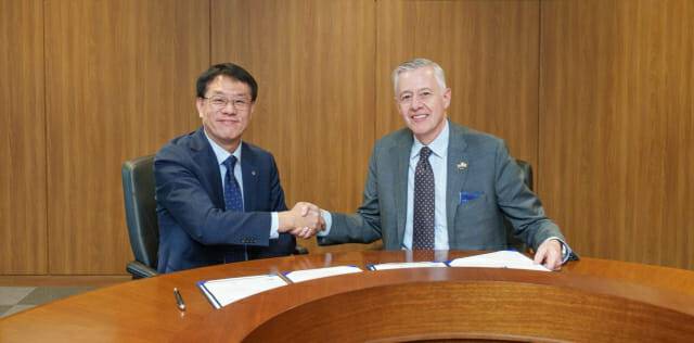 박성균 한화시스템 DE사업단장, 켄 토도로프 노스롭 그루먼 지휘통제 및 무기 통합 부문 부사장 (사진=한화시스템)