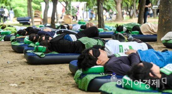 서울 성동구 서울숲 가족마당에서 열린 한 행사에서 2030 청년들이 낮잠을 자고 있다. 아시아경제DB