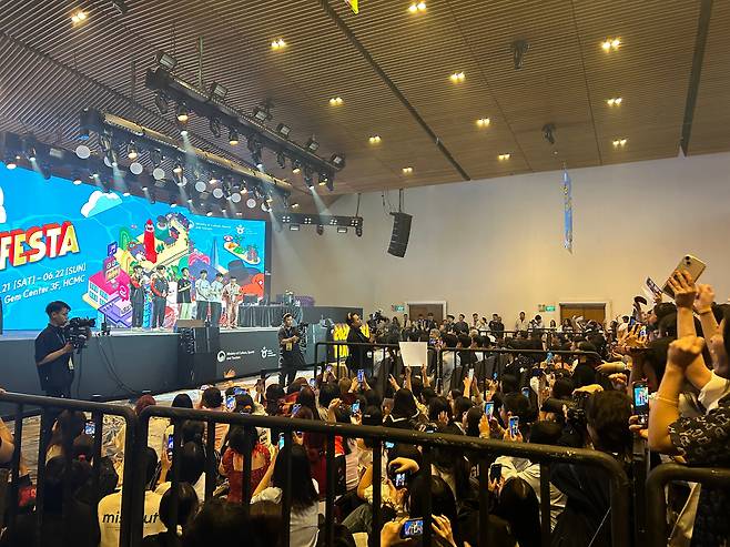 베트남 호찌민시에서 21일 열린 '2025 코리아 트래블 페스타'에서 LCK 선수들을 만나기 위해 몰린 베트남 팬들. /한국관광공사