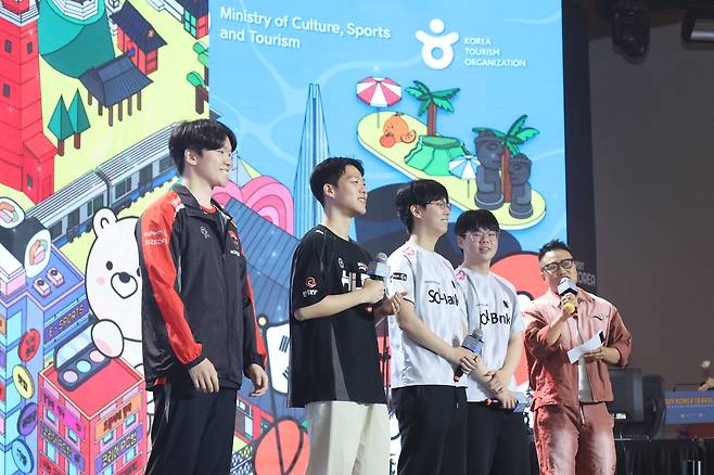 베트남 호찌민시에서 21일 열린 '2025 코리아 트래블 페스타' 행사. 왼쪽에서 네번째가 베트남 출신으로 한국 리그에서 활동 중인 레이지필 선수다. /한국관광공사