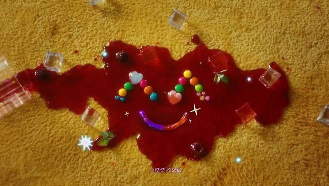 신인 그룹 베이비돈크라이 데뷔곡 티저 영상 속 러그에 빨간 음료를 쏟는 장면./피네이션