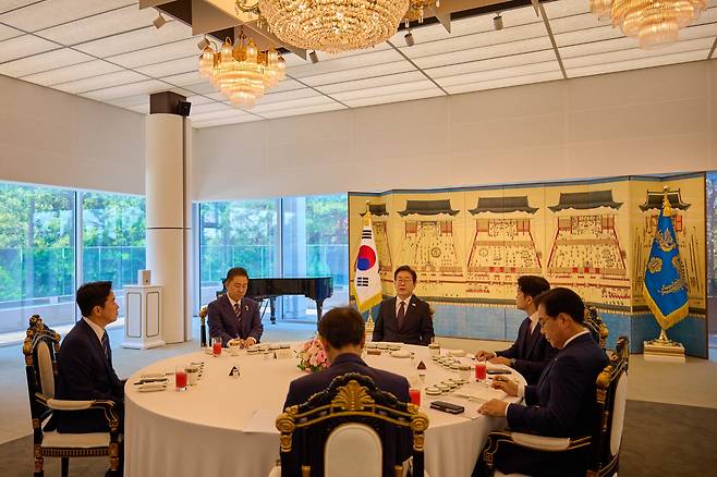 이재명 대통령이 22일 서울 한남동 관저에서 열린 여야 지도부 오찬에서 발언하고 있다. 왼쪽부터 시계 방향으로 강훈식 비서실장, 김병기 더불어민주당 당대표 직무대행 겸 원내대표, 이 대통령, 김용태 국민의힘 비상대책위원장, 송언석 원내대표, 우상호 정무수석./대통령실 제공