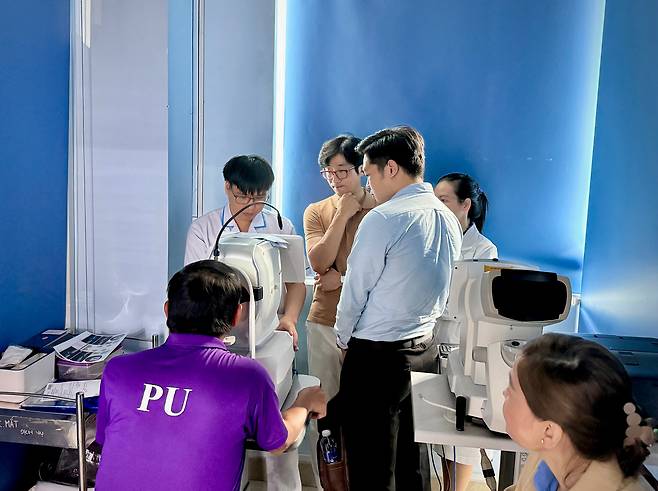 우세준(가운데) 분당서울대병원 안과 교수가 베트남 동나이병원에서 안과 검사를 살펴보고 있다. 우 교수는 고가의 안과 검사 장비 없이 혈액검사로 당뇨망막병증을 진단하는 기술을 개발했다./창신