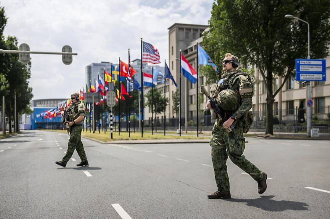 무장 경비대원들이 22일 네덜란드 헤이그에서 NATO 정상회의 장소인 월드 포럼 주변 지역을 순찰하고 있다. /연합뉴스