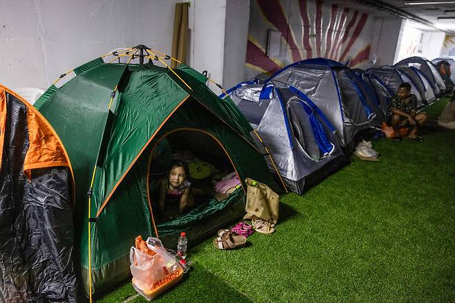 이스라엘 텔 아비브 지하 버스정류장에 설치된 대피 텐트. /연합뉴스