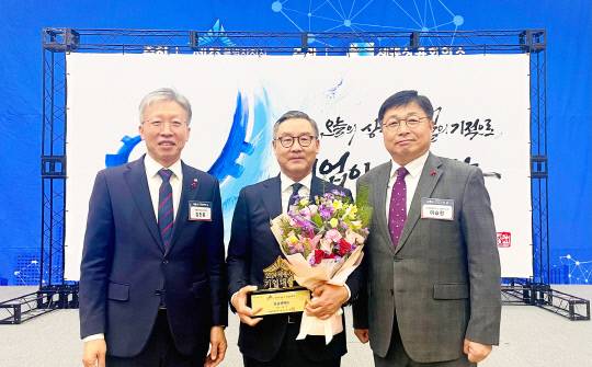 이병기 신신제약 대표(가운데)가 2024년 세종시 기업이의 날 '기업대상'을 수상한 뒤 김진동 세종상공회의소 회장(왼쪽)과 이승원 세종시 경제부시장과 기념촬영을 하고 있다. 신신제약 제공