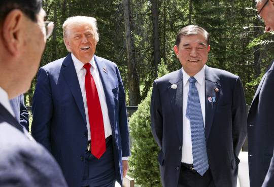 도널드 트럼프 미국 대통령과 이시바 시게루 일본 총리가 지난 6월16일(현지시간) 주요 7개국(G7) 정상회의를 계기로 캐나다 캐내내스키스에서 회담하고 있다.<일본 내각 홍보실 제공·연합뉴스 사진>