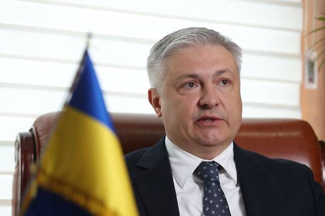 드미트로 포노마렌코 주한 우크라이나 대사가 지난 22일 서울시 용산구 우크라이나 대사관 집무실에서 본지 창간 25주년을 맞아 기획한 특별 인터뷰를 통해 양국간 우호 협력 증진 방안 및 경제협력 확대 등에 대한 입장을 밝히고 있다. 주한 우크라이나 대사관 제공