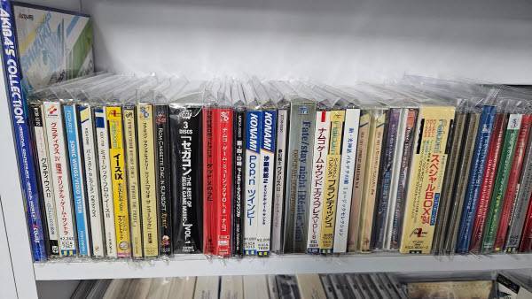 좌측 그라디우스 OST는 심히 탐이 났다. 팔콤은 여전히 음악을 찍어내는 중이고..