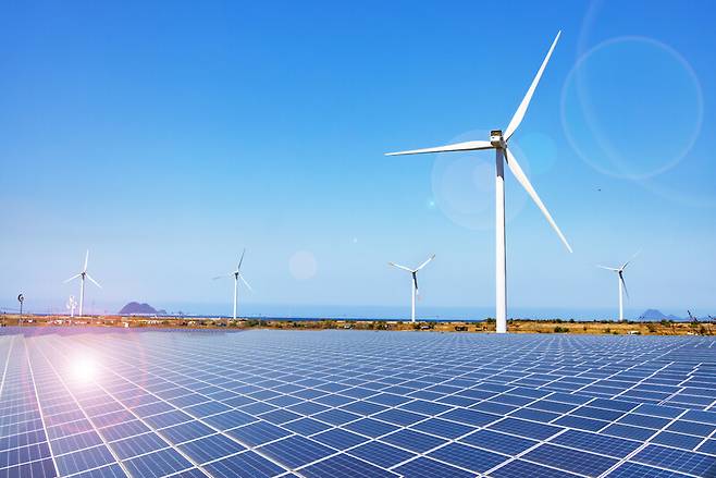 대표적인 재생에너지인 풍력 발전과 태양광 발전. 게티이미지뱅크