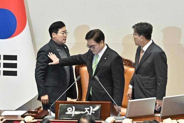 지난해 12월 27일 국회 본회의장에서 박찬대(왼쪽부터) 더불어민주당 원내대표, 우원식 국회의장, 권성동 국민의힘 당대표 권한대행이 한덕수 국무총리 탄핵소추안 관련해 논쟁을 벌이고 있다. 정다빈 기자