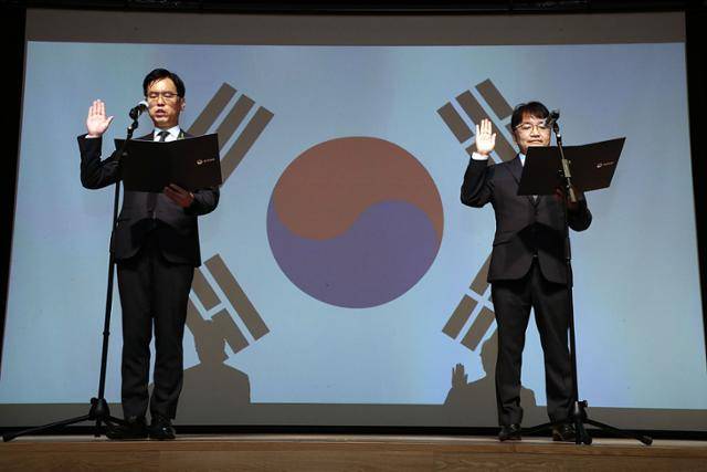 김민재(왼쪽) 행정안전부 장관 직무대행과 김광용 재난안전관리본부장이 23일 정부세종청사 중앙동 민원동 대강당에서 열린 제7대 행정안전부 차관 및 재난안전관리본부장 취임식에 참석해 취임선서를 하고 있다. 행정안전부 제공