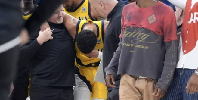 부상으로 실려나가면서 눈물을 보이는 할리버튼. 사진=중계화면 캡처