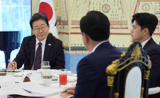 이재명 대통령이 22일 한남동 관저에서 열린 여야 지도부와 오찬에서 송언석 국민의힘 원내대표의 발언을 듣고 있다. 대통령실통신사진기자단