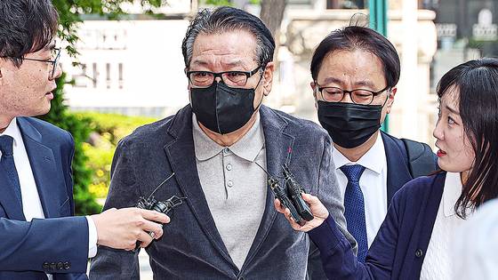 '건진법사' 전성배씨가 지난달 12일 서울남부지방법원에서 열린 두 번째 공판에 출석하고 있다. 뉴스1