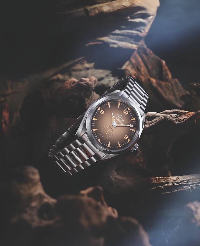 가장자리로 갈수록 어두워지는 그러데이션 다이얼이 멋스럽다. 레일마스터는 철도 관련 종사자를 위해 오메가가 선보인 모델이다. 사진 김흥수 작가